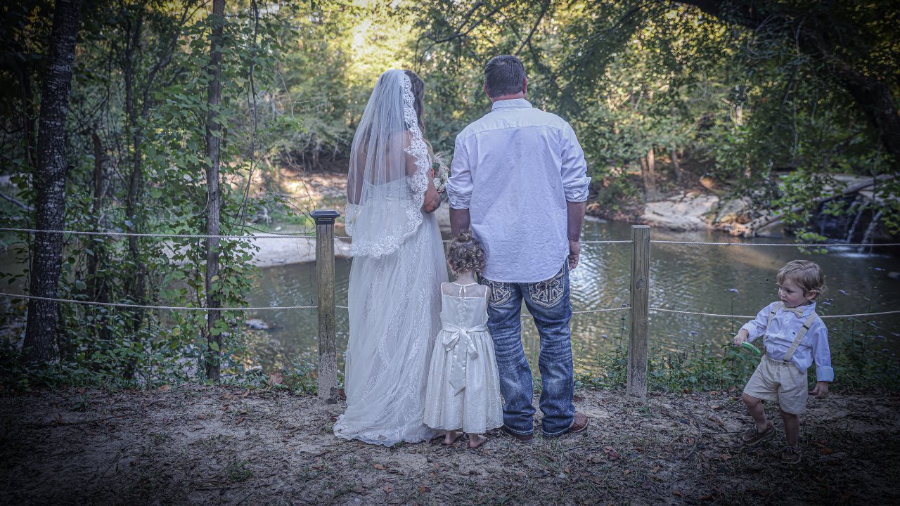 Wedding photography of a bride and groom by King Williams Photography, Mississippi